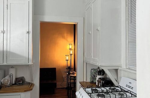Springfield Apartment | Historic Apt. Adjacent to Capitol/2 Queen Bds Loft Style near Medical/State Fair