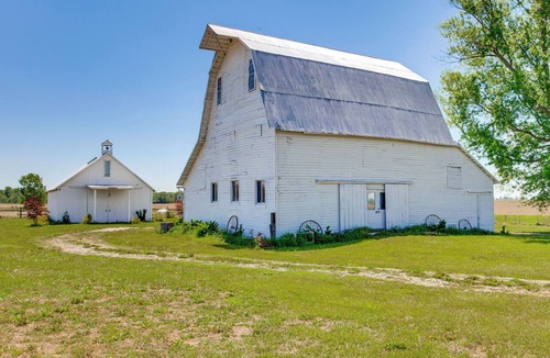 Frederick Cabin | Historic Barn/Lodge and 3 Others - 2 Mi From Town