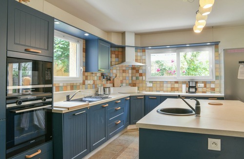 Aix-les-Bains House | Holiday Home 'Du Grand Port' with Balcony, Wi-Fi and Air Conditioning