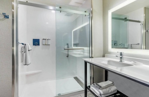 Bettendorf Hotel | Holiday Inn Express Bettendorf Davenport NE by IHG