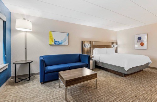 Downers Grove Hotel | Holiday Inn Express Chicago-Downers Grove by IHG