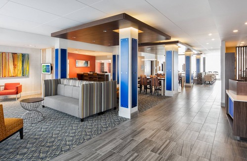 Peoria Hotel | Holiday Inn Express & Suites East Peoria - Riverfront by IHG