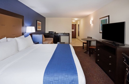 Quad Cities Hotel | Holiday Inn Express & Suites Davenport by IHG