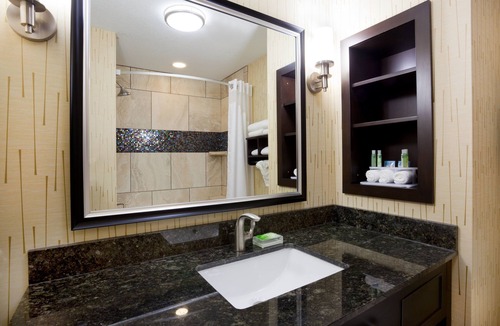 Quad Cities Hotel | Holiday Inn Express & Suites Davenport by IHG
