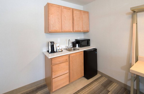 Rochester Hills Hotel | Holiday Inn Express & Suites Rochester Hill - Detroit Area by IHG