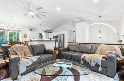Holland House | Holland Hideaway | Walk to Beach | Sleeps 11!