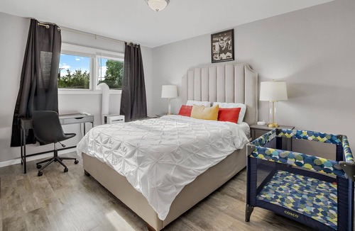 Aurora Apartment | Hollywood-Themed Apt in Aurora/WiFi/FreeParking/75"TV/AppleTV/YouTubeTV