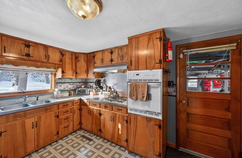 Cassopolis House | Honeywood- Sleeps 7-Waterfront Summer Escape | Private Dock & Swimming