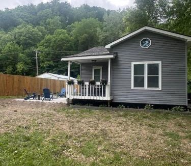 Guttenberg House | Hooks and Honkers Hideout