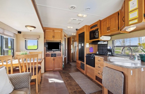 Langworthy RV Rental | Hornet Camper Rental - Delhi, IA - Pet Friendly!