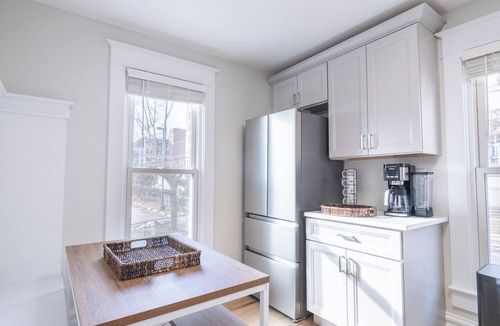 Peoria House | HOSPITAL HAVEN LUXURY LIVING STEPS FROM OSF HOSPITAL WITH PRIVATE PARKING!