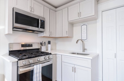 Peoria House | HOSPITAL HAVEN LUXURY LIVING STEPS FROM OSF HOSPITAL WITH PRIVATE PARKING!