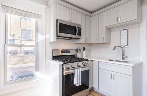 Peoria House | HOSPITAL HAVEN LUXURY LIVING STEPS FROM OSF HOSPITAL WITH PRIVATE PARKING!