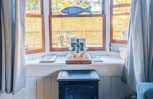 Mayfield Cottage | Hot Tub Escape - Peaceful Lake Cabin-Kayaks, Canoe, Pedalboat - Pet friendly