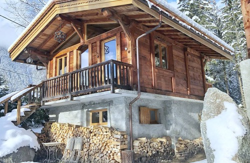 Les Praz-de-Chamonix Ski Chalet | Hot tub & sauna, log fire, near ski lift & village, great views