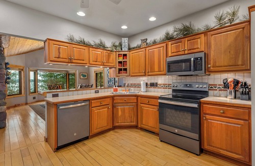 Woodruff House | Hot Tub, Theatre, Pool Table, AC - Lakefront Living!
