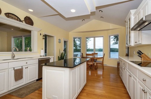 Antioch House | House on the lake