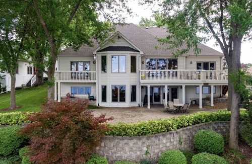 Antioch House | House on the lake