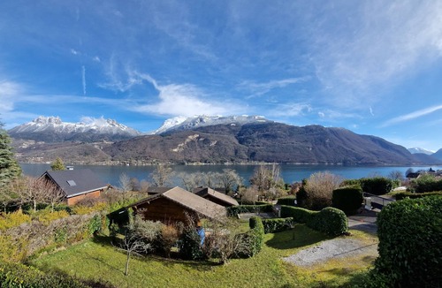 Bredannaz Ski Chalet | House with breathtaking view of Annecy lake and mountains