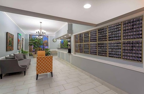Waukegan Hotel | Howard Johnson by Wyndham Waukegan Great Lakes