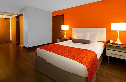 Waukegan Hotel | Howard Johnson by Wyndham Waukegan Great Lakes