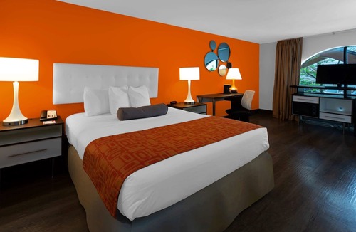 Waukegan Hotel | Howard Johnson by Wyndham Waukegan Great Lakes