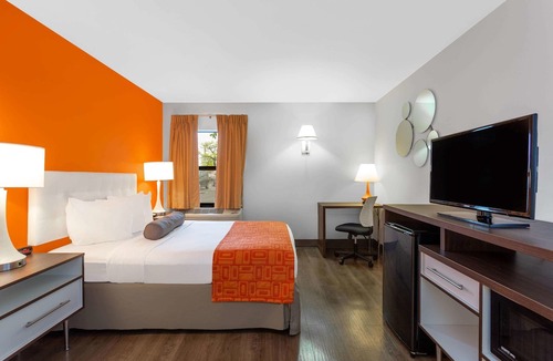 Waukegan Hotel | Howard Johnson by Wyndham Waukegan Great Lakes