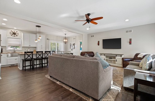 Lake Geneva House | Huge Family Home in Lake Geneva. Sleeps 10 Pet Friendly!
