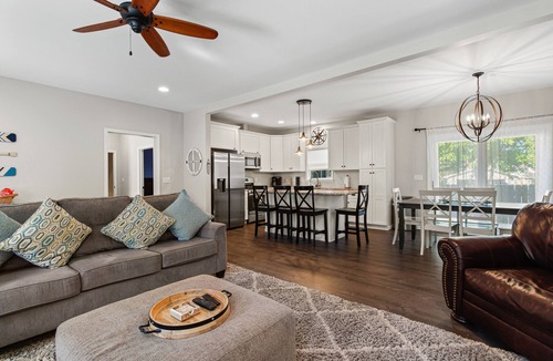 Lake Geneva House | Huge Family Home in Lake Geneva. Sleeps 10 Pet Friendly!
