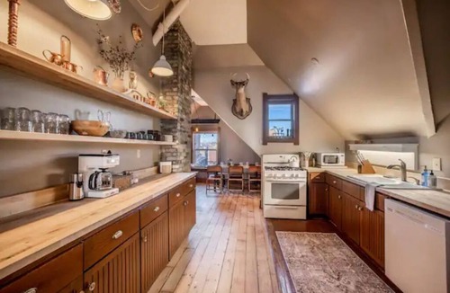 Lower East Side House | Huge Milwaukee Loft Near Shops & Dining + Parking