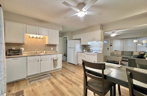 Quad Cities House | I-80 Access Crew Friendly 3 King & 2 Queens
