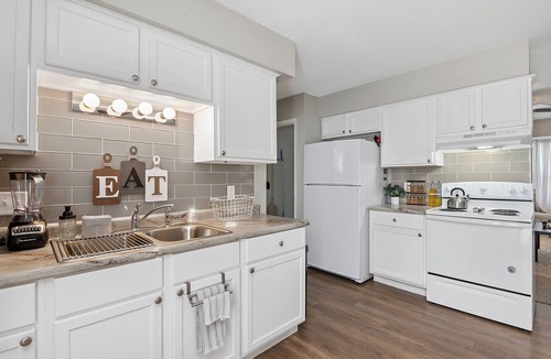 Quad Cities House | I-80 Access Crew Friendly 3 King & 2 Queens