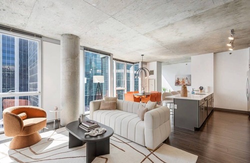 Downtown Chicago Apartment | Ideal for Groups: Spacious 2BR in The Loop