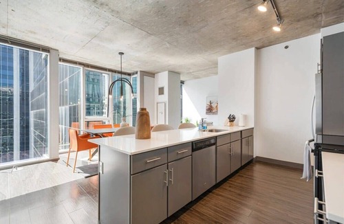Downtown Chicago Apartment | Ideal for Groups: Spacious 2BR in The Loop