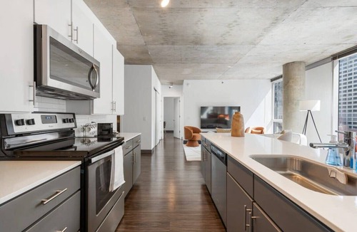 Downtown Chicago Apartment | Ideal for Groups: Spacious 2BR in The Loop