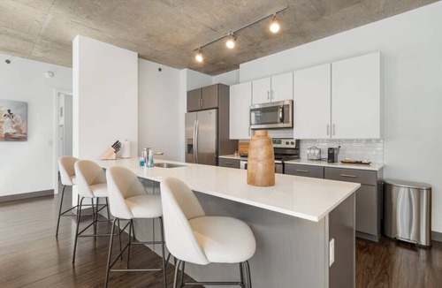 Downtown Chicago Apartment | Ideal for Groups: Spacious 2BR in The Loop