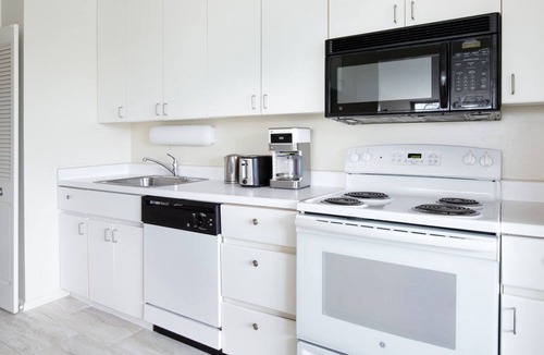 Lake View East Apartment | Ideal Lakeview 2BR w/ Gym, Rooftop Pool, near Wrigley, by Blueground