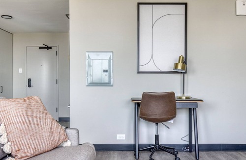 Illinois Medical District Apartment | Ideal Medical District 1BR w/ Gym + W/D, 1 block to L, by Blueground