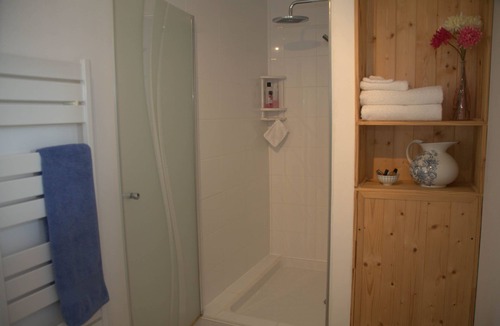 Loperec Apartment | Idyllic Country Location for couples, central, peaceful, 5 mins from shops, WIFI