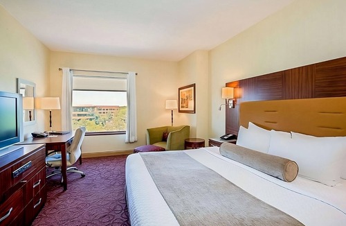 Wauwatosa Hotel | Immerse in Milwaukee's Culture with Comfort & Convenience with Swimming Pool
