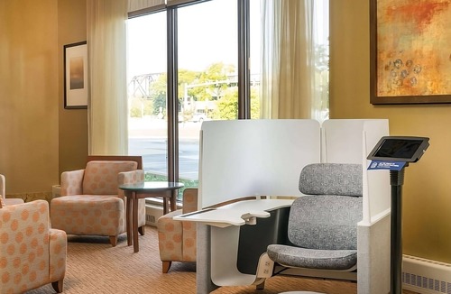 Wauwatosa Hotel | Immerse in Milwaukee's Culture with Comfort & Convenience with Swimming Pool