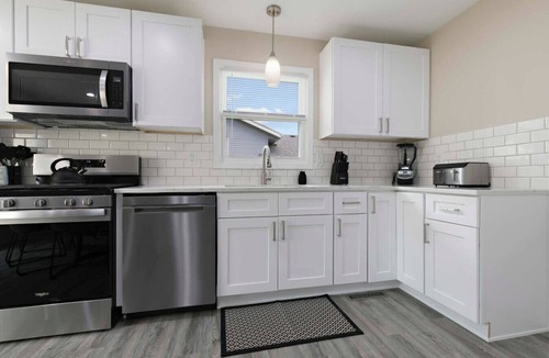 Belvidere House | Insurance & Crew Stay | 6 Beds | Fenced Yard