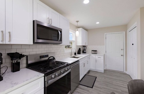 Belvidere House | Insurance & Crew Stay | 6 Beds | Fenced Yard
