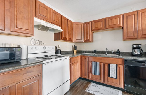 Normal Apartment | Irresistible 2bd 2ba, Pool, Gym Normal, IL Bloomington, IL , State Farm HQ