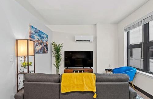 Westown Apartment | Journal Commons 331 Designer Luxe 1BR in Historic West Town Fast WI-FI