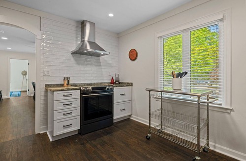 Lakeside House | Juniper Presents: Robin’s Nest 1 acre Wooded Retreat w/Hot Tub near Beach