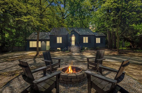 Lakeside House | Juniper Presents: Robin’s Nest 1 acre Wooded Retreat w/Hot Tub near Beach