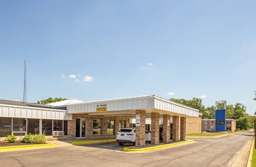 Muskegon Heights Apartment | King Bed Accessible|Nsmk