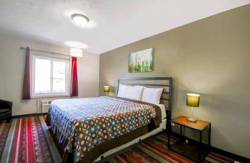 Glenwood Hotel | King Bed near West Oak Forest | 5 Miles to Pony Creek Park | Free Parking