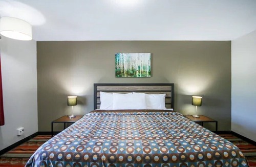 Glenwood Hotel | King Bed near West Oak Forest | 5 Miles to Pony Creek Park | Free Parking